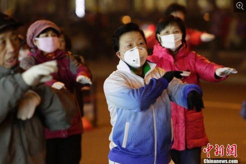 戴防雾霾口罩起舞